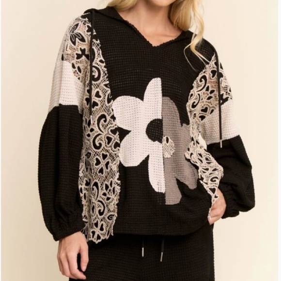 NEW! Davi & Dani Hoodie Oversized Knit Top with Flower Patch & Lace Sz’s L-M-S - Picture 3 of 5